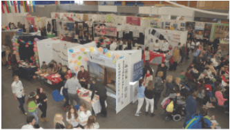 Bezoekers en stands op de 19e Sloveense Internationale Praktijkonderneming Beurs.