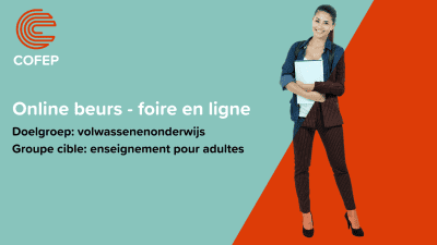 Vrouw met documenten bij online beurs voor volwassenenonderwijs.
