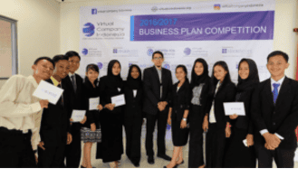 Groep studenten met prijs tijdens Business Plan Competitie.