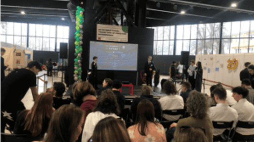 Bezoekers en sprekers tijdens de Czech International Practice Enterprise Trade Fair.