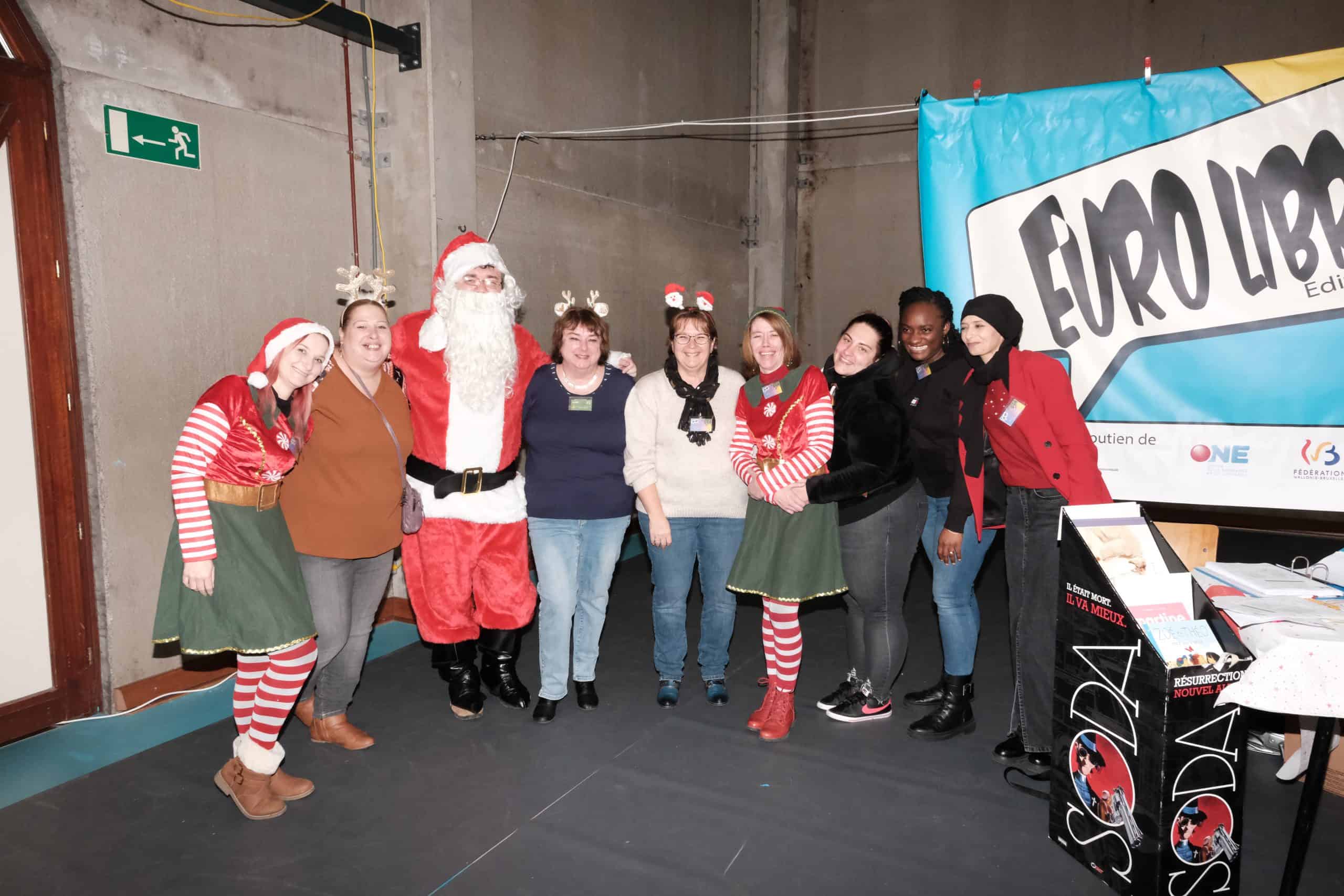 Groep mensen in feestoutfits met kerstversiering bij COFEP evenement.