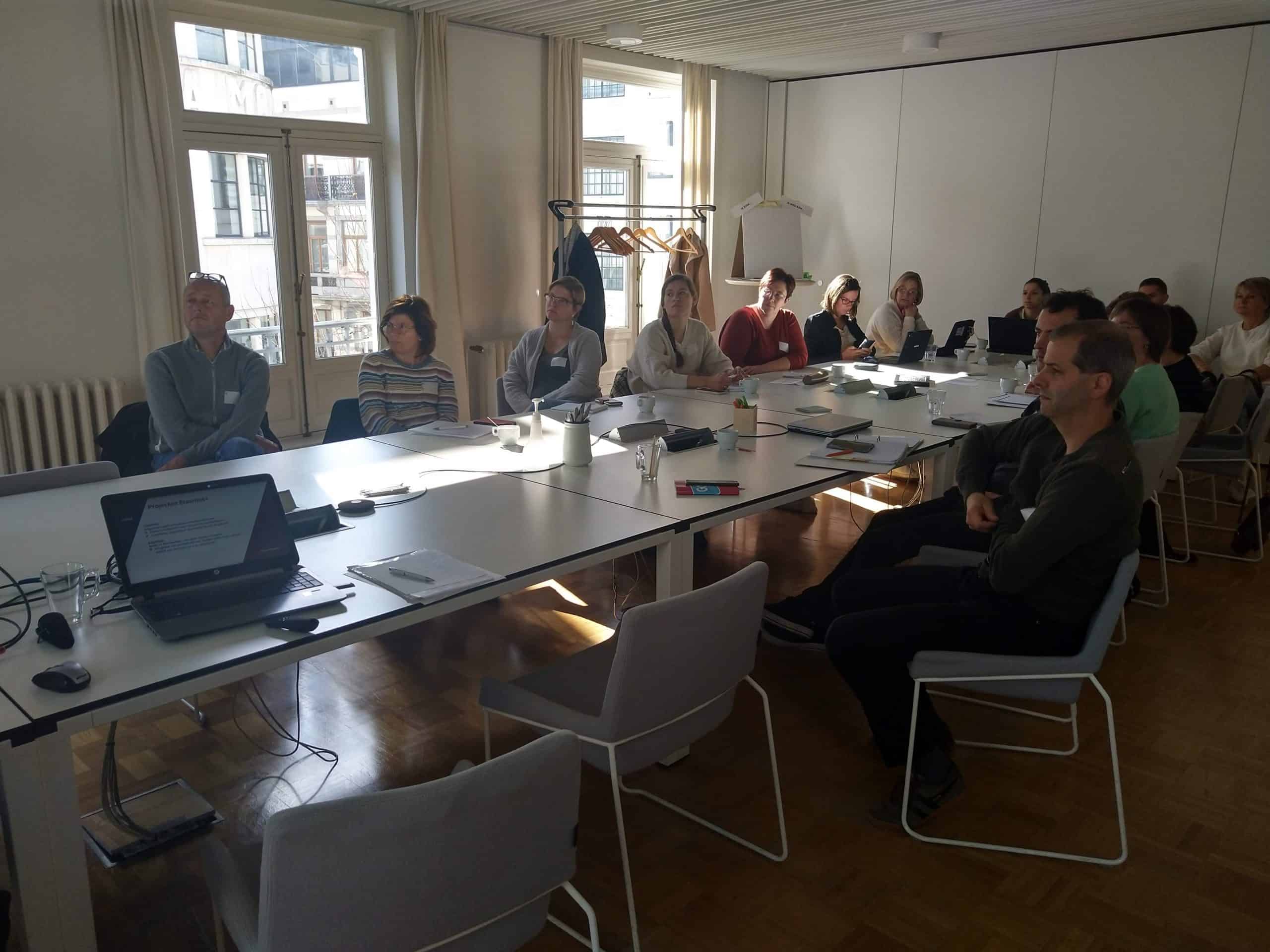 Groep mensen in een vergaderzaal tijdens een evenement bij COFEP.