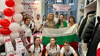 Studenten presenteren hun bedrijf op de handelsbeurs in Slovakije.